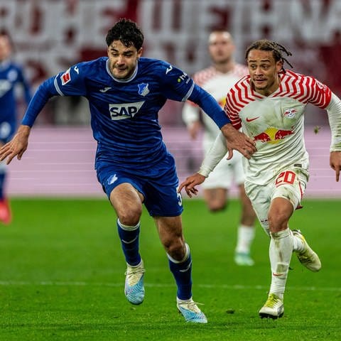 Leipzigs Xavi Simons gegen Hoffenheims Ozan Kabak. (Foto: IMAGO, IMAGO/motivio)