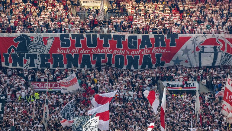 Die Fans des VfB Stuttgart bejubeln die feststehende Teilnahme am internationalen Geschäft in der kommenden Saison. (Foto: IMAGO, IMAGO / Hartenfelser)