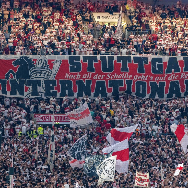 Die Fans des VfB Stuttgart bejubeln die feststehende Teilnahme am internationalen Geschäft in der kommenden Saison. (Foto: IMAGO, IMAGO / Hartenfelser)