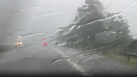 Starkregen auf der Autobahn 81 bei Hegau (Foto: SWR)