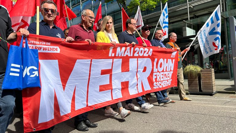 Der Deutsche Gewerkschaftsbund hat am 1. Mai in Karlsruhe zu einer Demonstration und Kundgebungen aufgerufen.