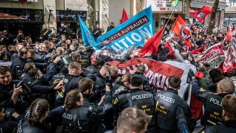 Einheiten der Polizei stoßen während der Revolutionären 1. Mai Demo in der Stuttgarter Innenstadt mit Demonstrationsteilnehmern zusammen. (Foto: dpa Bildfunk, picture alliance/dpa | Christoph Schmidt)