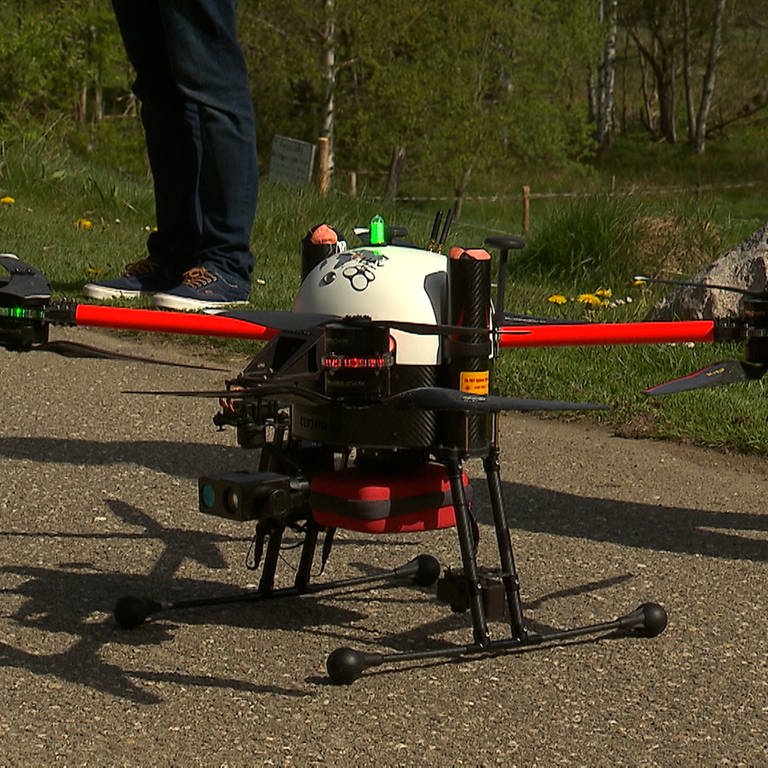 Die Drohne wiegt etwa 15 Kilogramm. Sie hat einen Defibrillator geladen. (Foto: SWR)