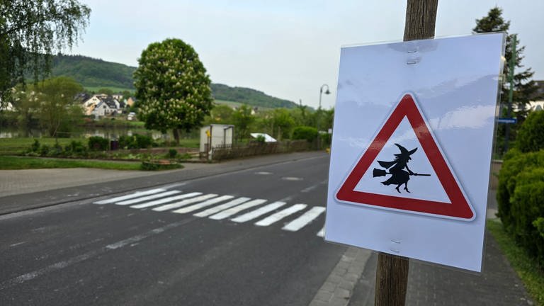 In der Nacht zum 1. Mai haben Unbekannte Streiche gespielt. Dabei malten sie zum Beispiel einen Zebrastreifen auf die Straße.